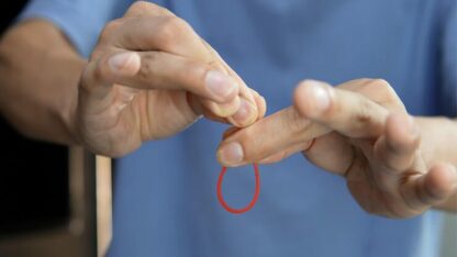 CRB (Color Changing Rubber Band) by Menzi magic & Zhao Xinyi - Image 2