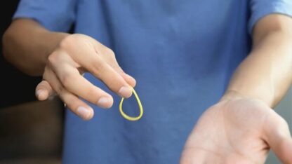 CRB (Color Changing Rubber Band) by Menzi magic & Zhao Xinyi - Image 3