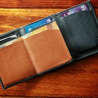 The Hi-Jak Wallet (Gimmick and Online Instructions) by Secret Tannery - Trick